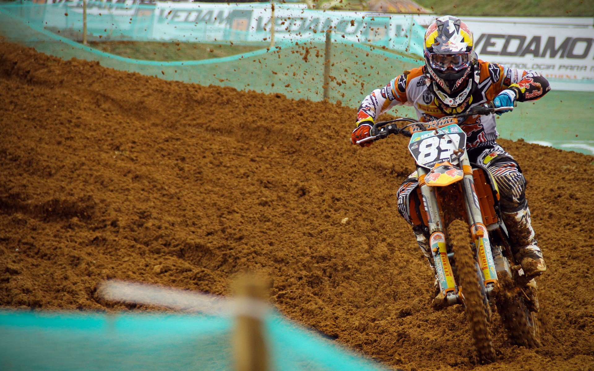 “沙滩手球精彩纷呈,运动员挑战速度与技巧”