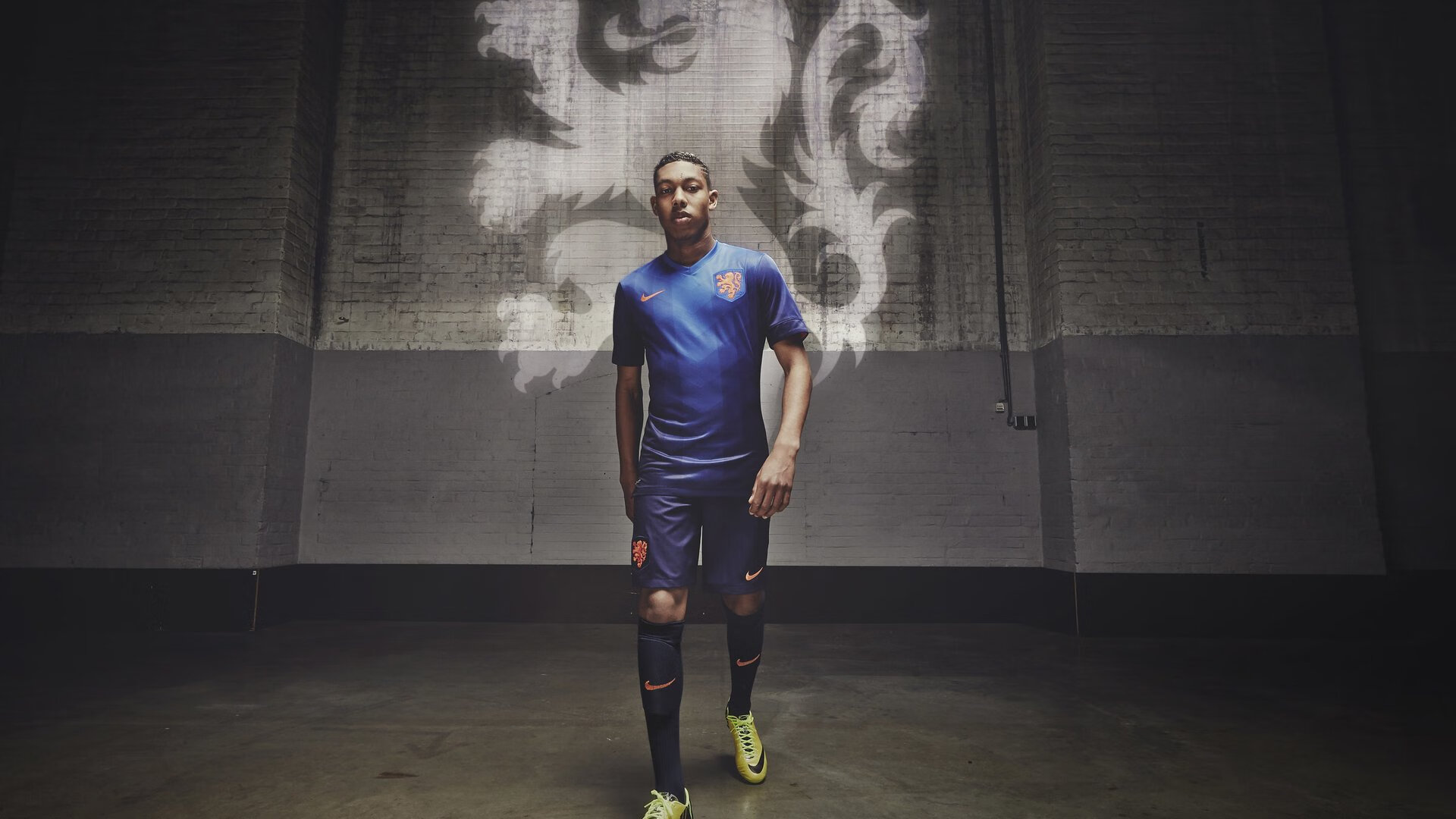 五大联赛是否推进反向控球思维重塑中场结构，反向投球